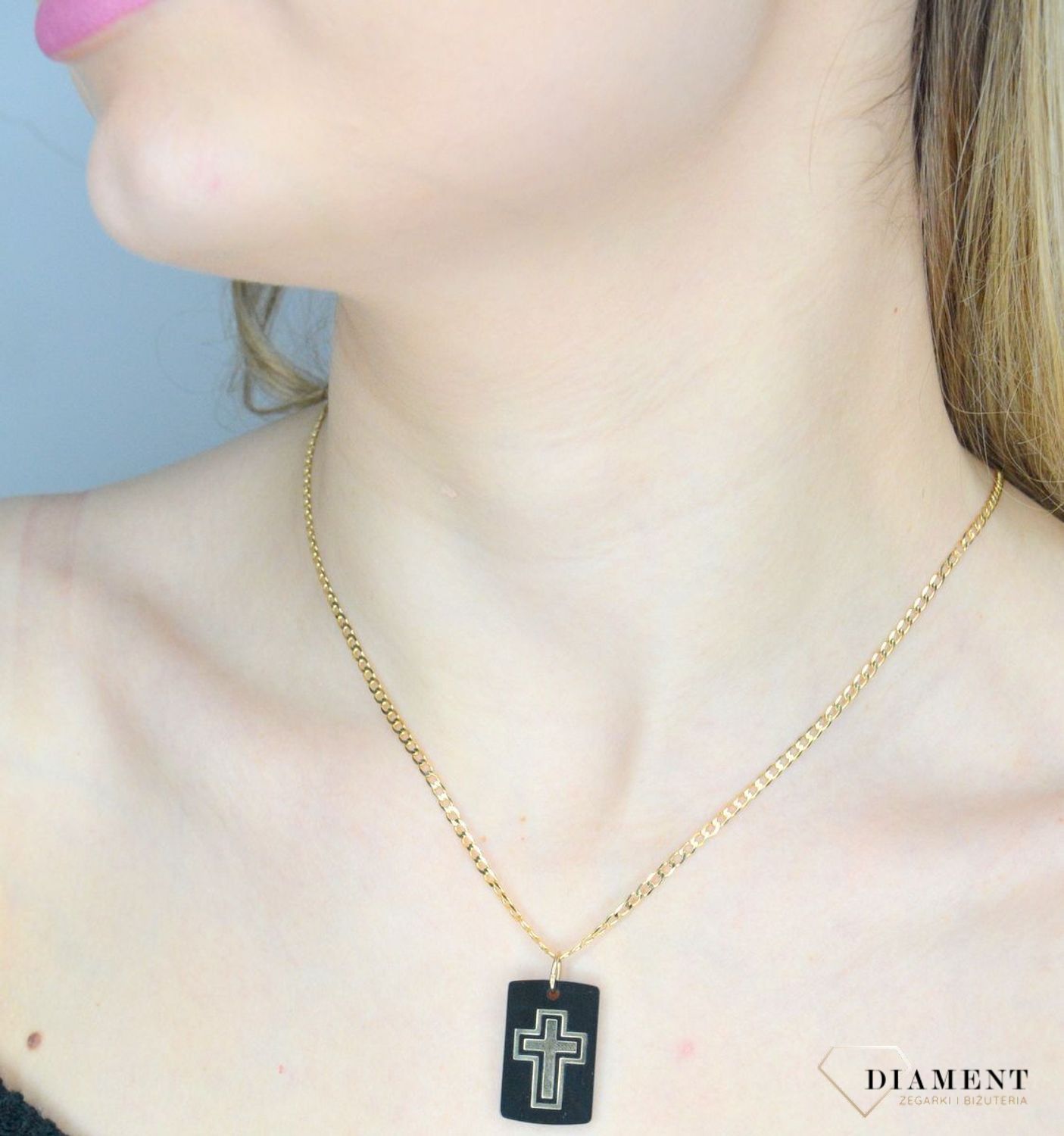 Złota zawieszka Krzyżyk 333 Krzyżyk na czarnej jubilerskiej blaszce ZA 1708 Złota zawieszka krzyż. Krzyżyk złoty próby 333. Złoty krzyżyk na komunię, chrzest, bierzmowanie. Krzyżyk złoty idealny na prezent..jpg